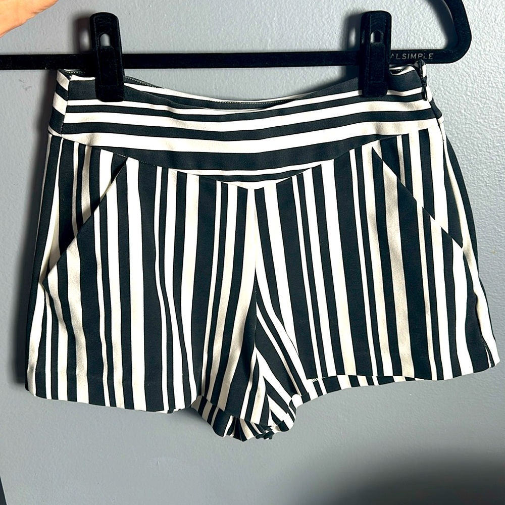 Zara casual black & white shorts. Stretchy with pockets.